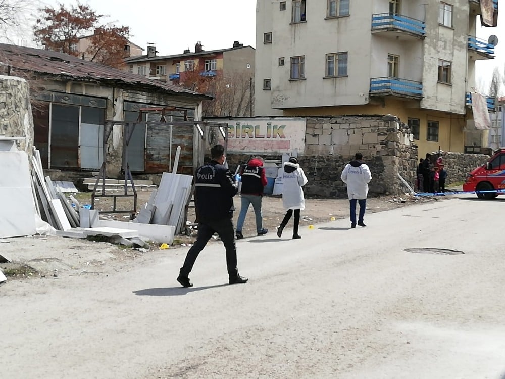 Erzurum’da polis merkezi yanında semt pazarında silahlı kavga 