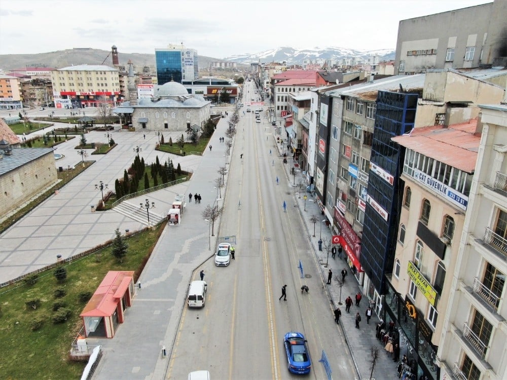 Erzurum’da polisin denetimleri ve maske dağıtımı devam ediyor 