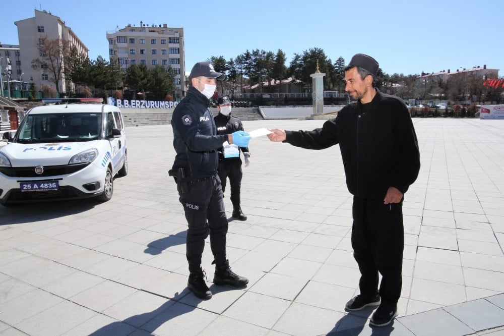 Erzurum’da polisler sokaklarda maske dağıttı 