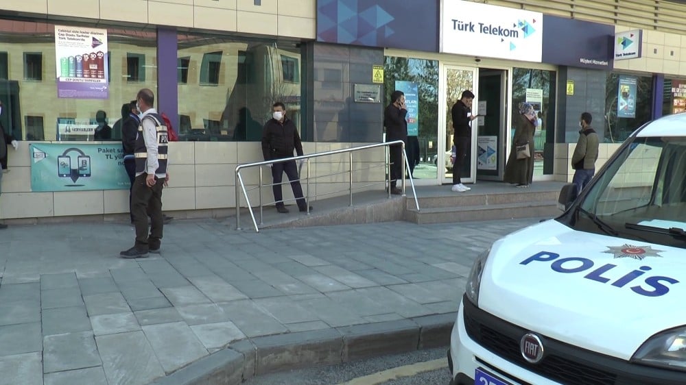 Erzurum’da polisten sosyal mesafe tedbirleri 
