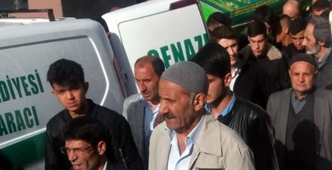 Erzurum'da pompalı tüfekle poz verirken arkadaşını öldürdü