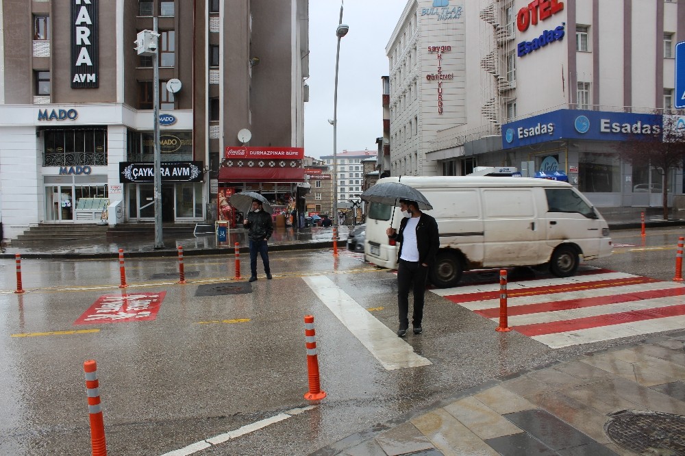 Erzurum’da sağanak yağmur etkili oluyor 