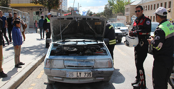 Erzurum’da seyir halindeki otomobil alev aldı