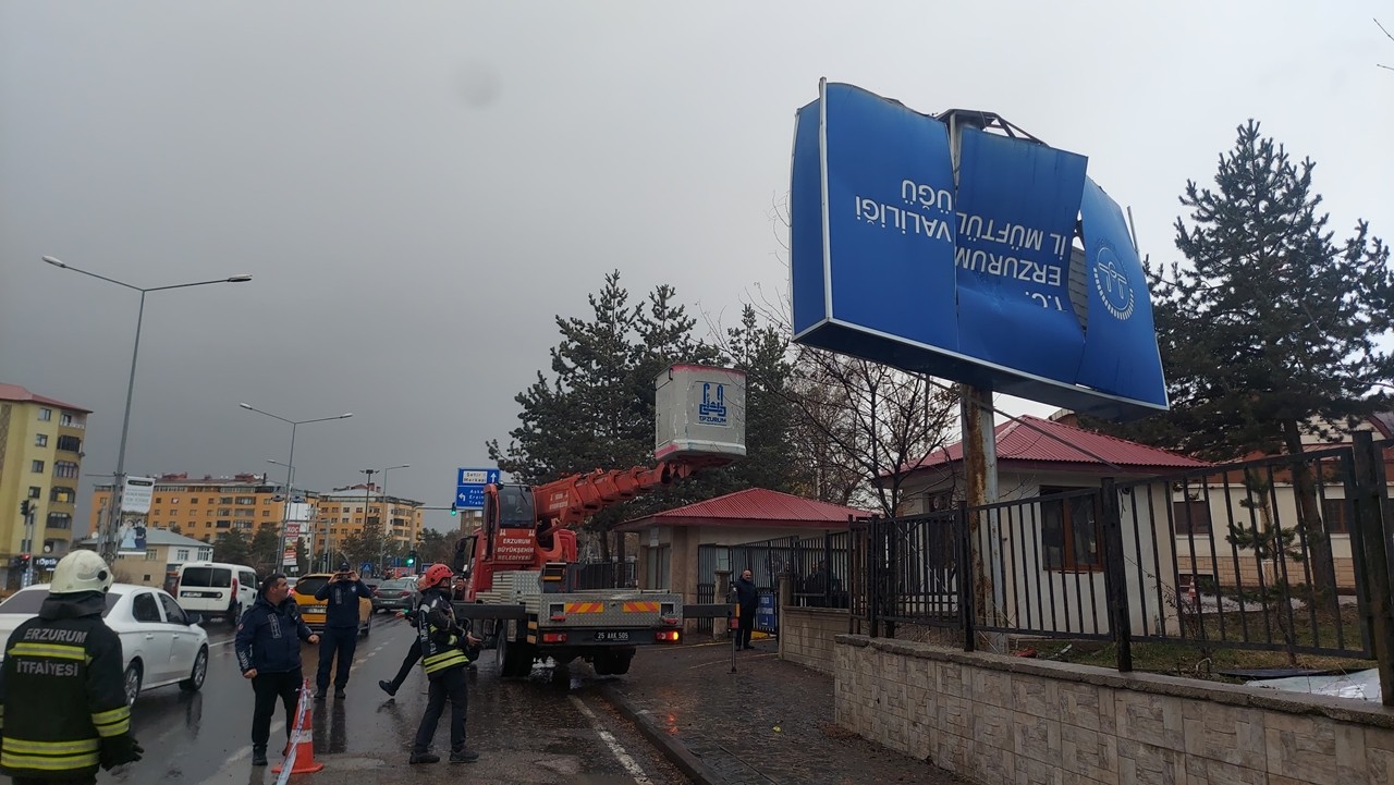 Erzurum’da şiddetli fırtına çatıları uçurdu