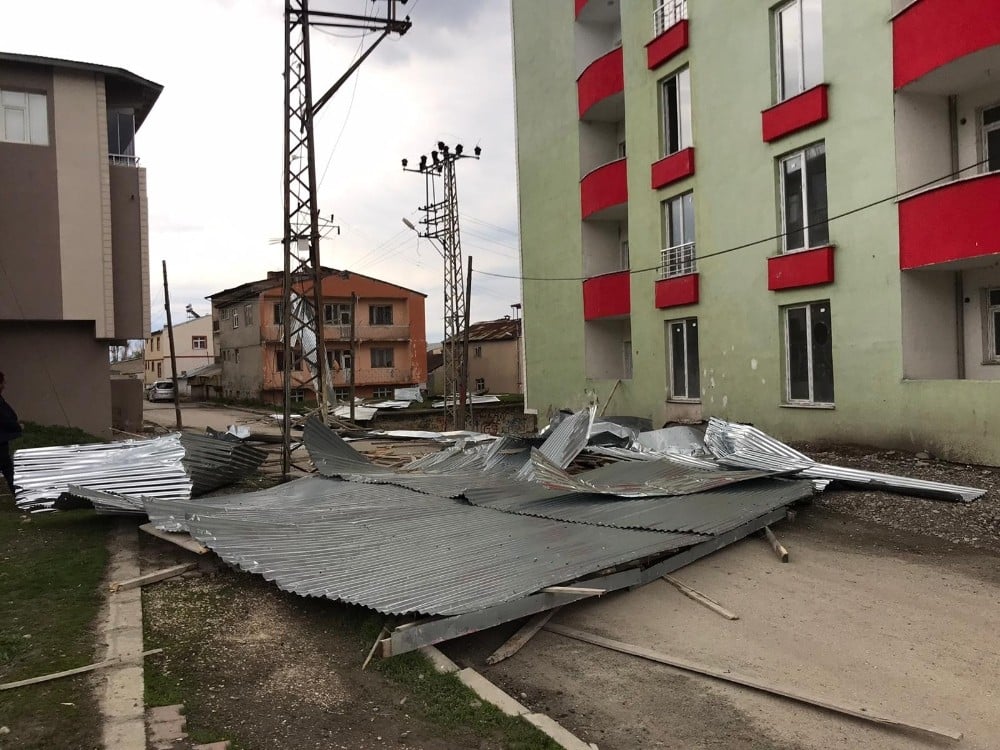 Erzurum’da şiddetli rüzgar binanın çatısını uçurdu 