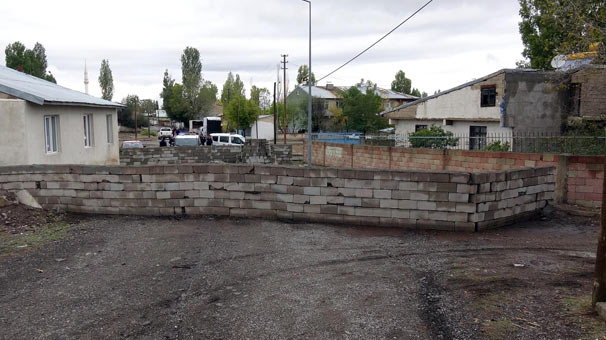 Erzurum'da tapulu arazi' dedi, yolu trafiğe kapattı