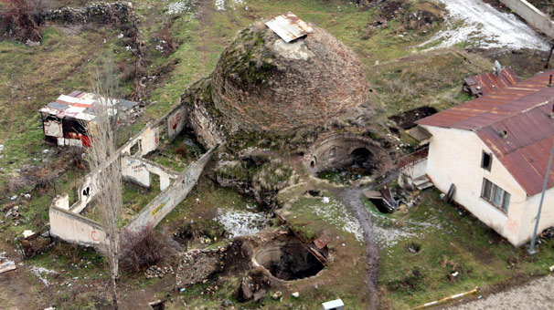 Erzurum'da tarihi hamam çürümeye terk edildi