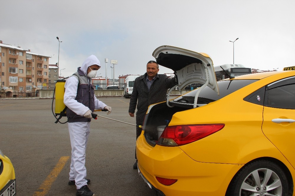 Erzurum’da ticari taksiler dezenfekte edildi 