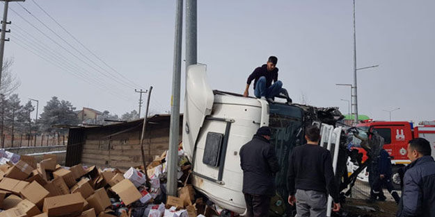 Erzurum'da TIR dehşeti! 2 araç hurda haline geldi