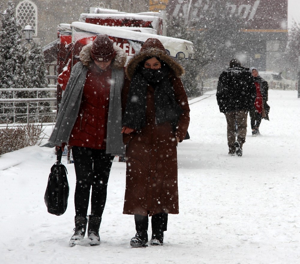 Erzurum’da yoğun kar yağışı etkili oluyor 