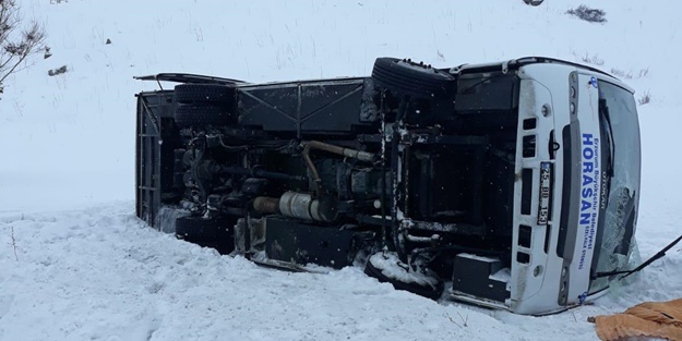 Erzurum'da yolcu midibüsü devrildi! Ölü ve yaralılar var