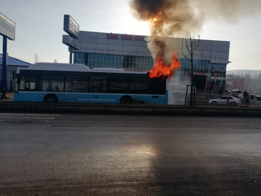Erzurum’da yolcu otobüsü alev alev yandı 