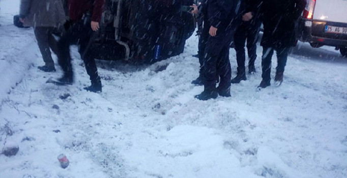 Erzurum’da zırhlı polis aracı kaza yaptı: 3 polis yaralı