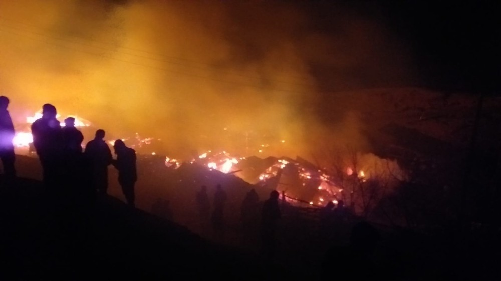 Erzurum’daki yangın 4 saat sonra kontrol altına alındı 