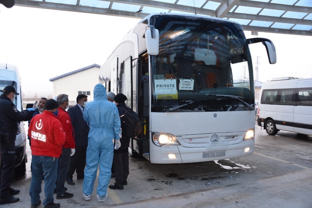 Erzurumlu umreciler karantina sonrası memleketlerine döndü 