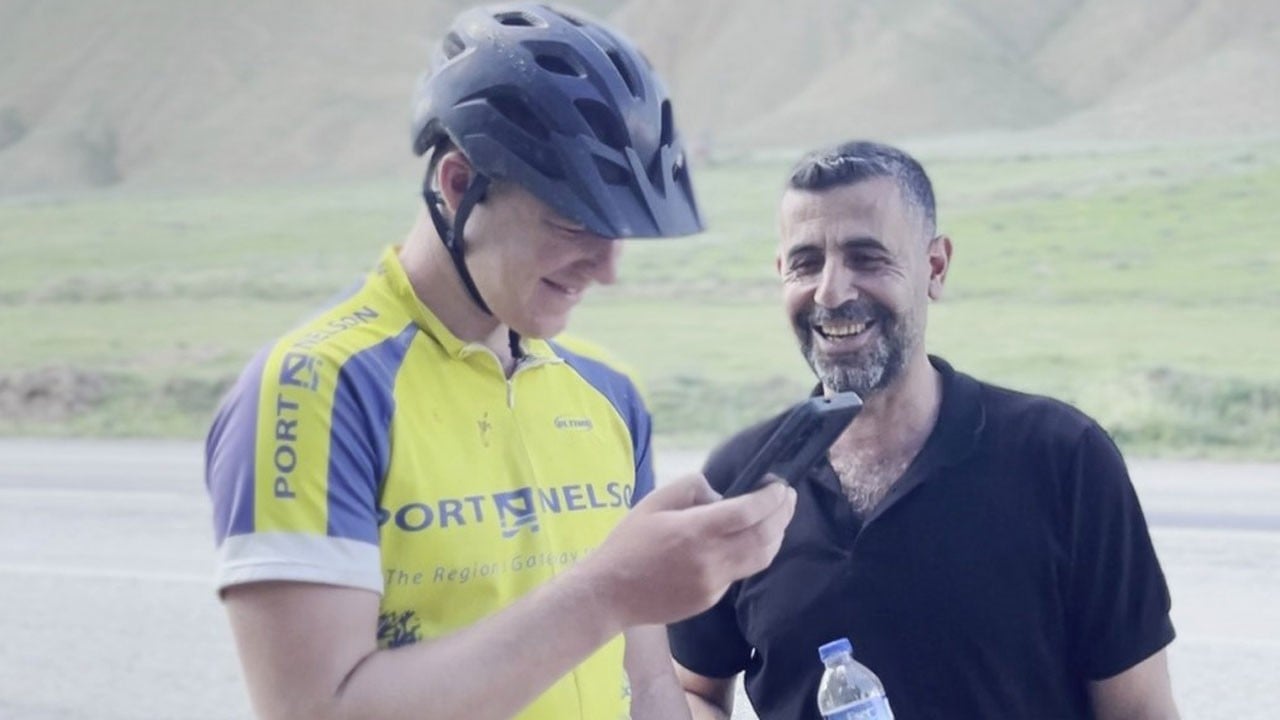 Erzurumlu vatandaşın İngiliz turistle sohbeti gülümsetti! Dil engelini yapay zeka aştı