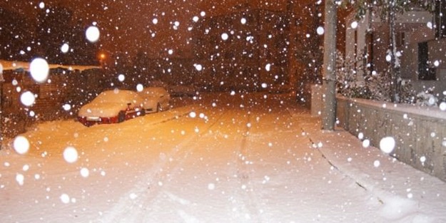Erzurumlular güne lapa lapa karla uyandı
