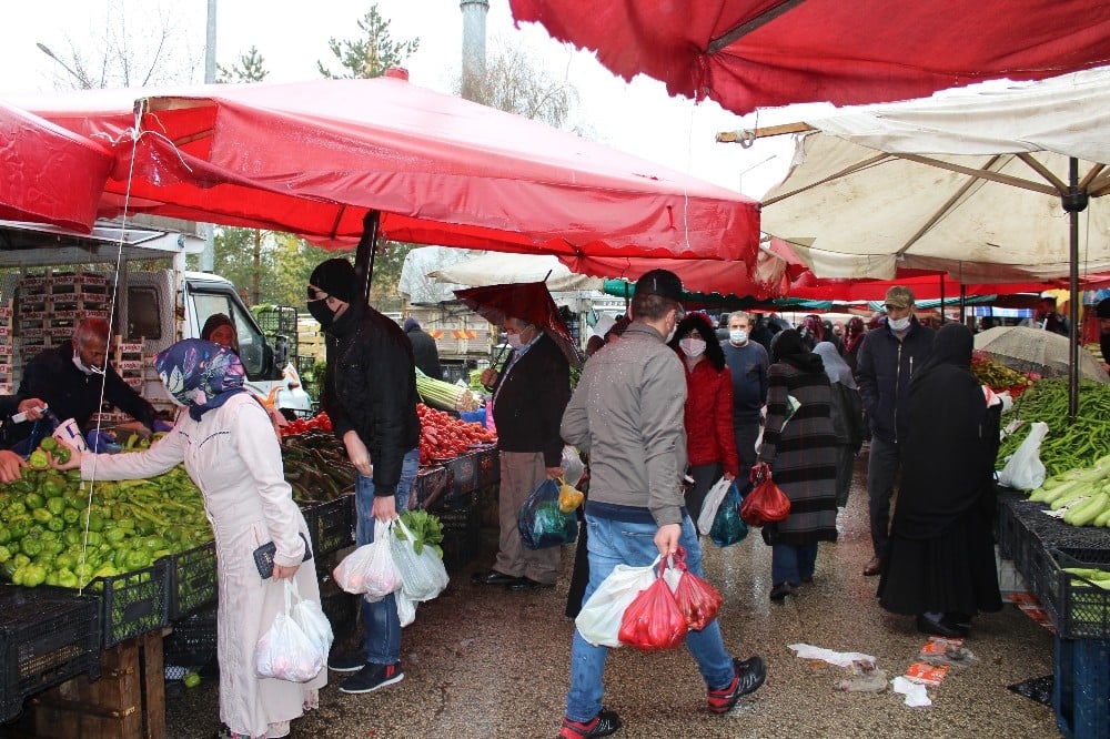 Erzurumlular yağmura aldırış etmedi, şemsiyesini alan pazara koştu 