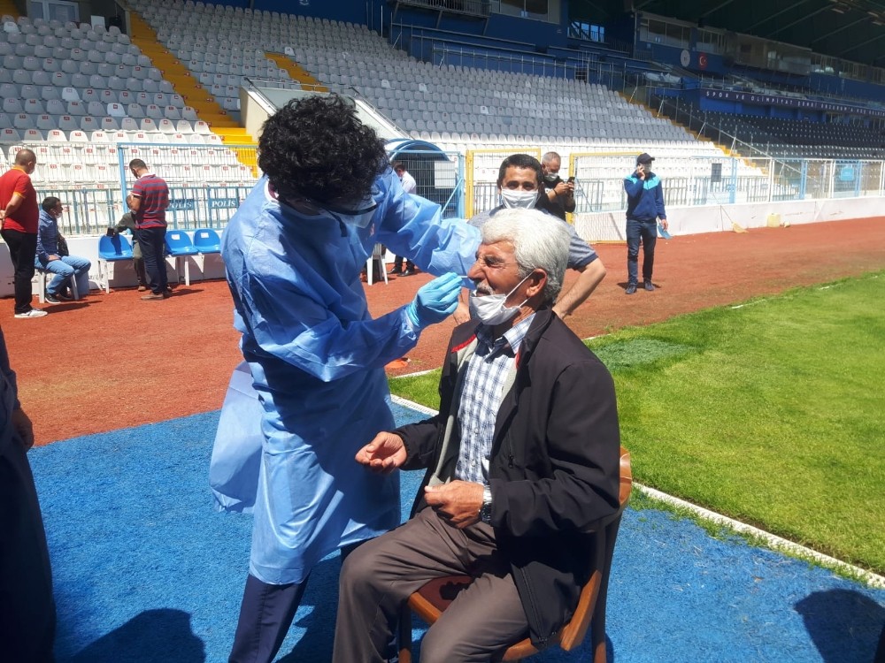 Erzurumspor-Eskişehirspor maçında görevli personele Covid-19 testi yapıldı 