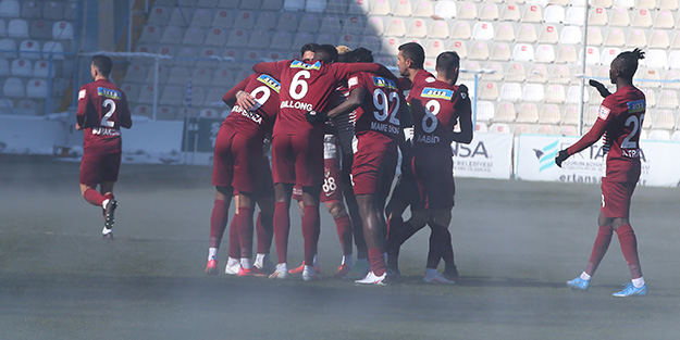 Erzurumspor-Hatayspor maçında şaşkına çeviren olay! Bir anda dumanlar çıktı