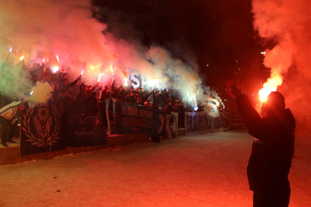 Erzurumspor’un 52. kuruluş yıldönümü meşalelerle kutlandı 