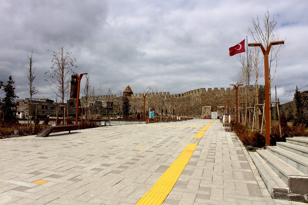 Erzurum’un en işlek yerleri sessizliğe büründü 
