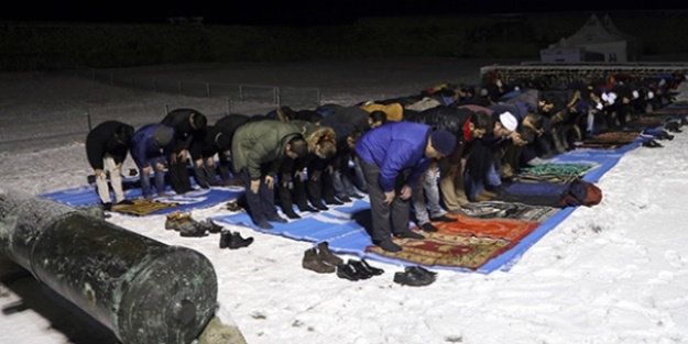 Erzurum'un tarihi ilk 'mescidi'nde sabah namazı