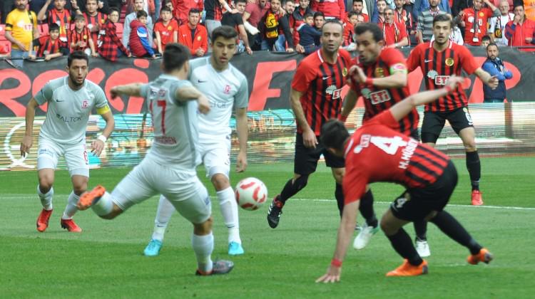 Es Es yanan ateşin içine düştü!