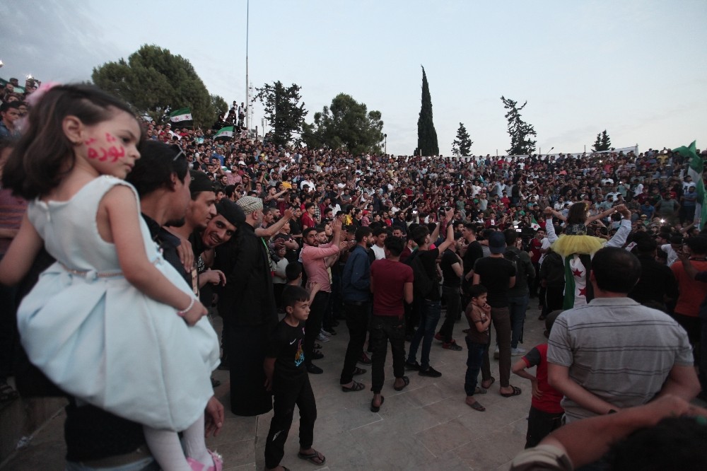 Esad karşıtı eylemlerin önemli ismi Sarut’un ölüm yıldönümünde binlerce kişi bir arada 