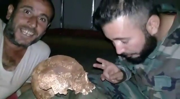 Esad rejimi askerleri mezardan kafatası çıkartıp video çekti 