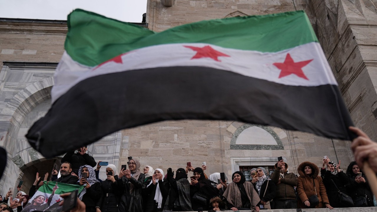 Esad rejimi çöktü, Suriye bayrağı değişti! İşte yeni bayrağın anlamı...