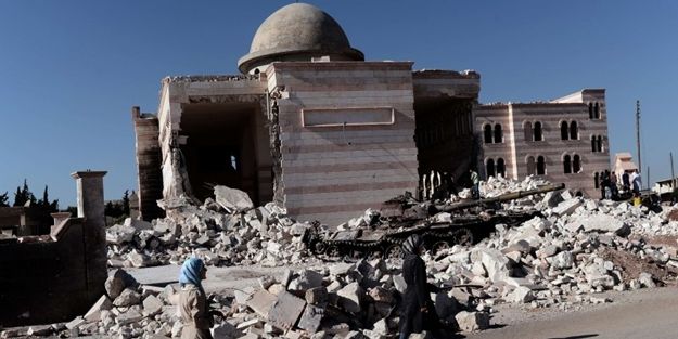 Esad, tarihi de yok ediyor