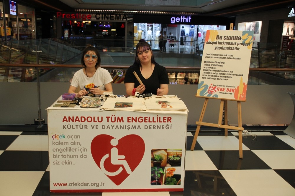 Esas 67 Burda AVM’de engellilere yönelik farkındalık standı açtılar 