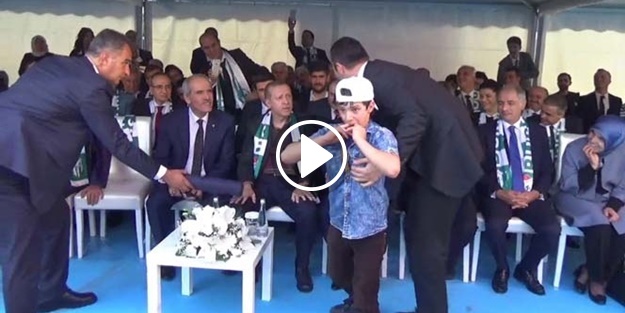 Esed aleyhine slogan atıp Erdoğan’a sarıldı