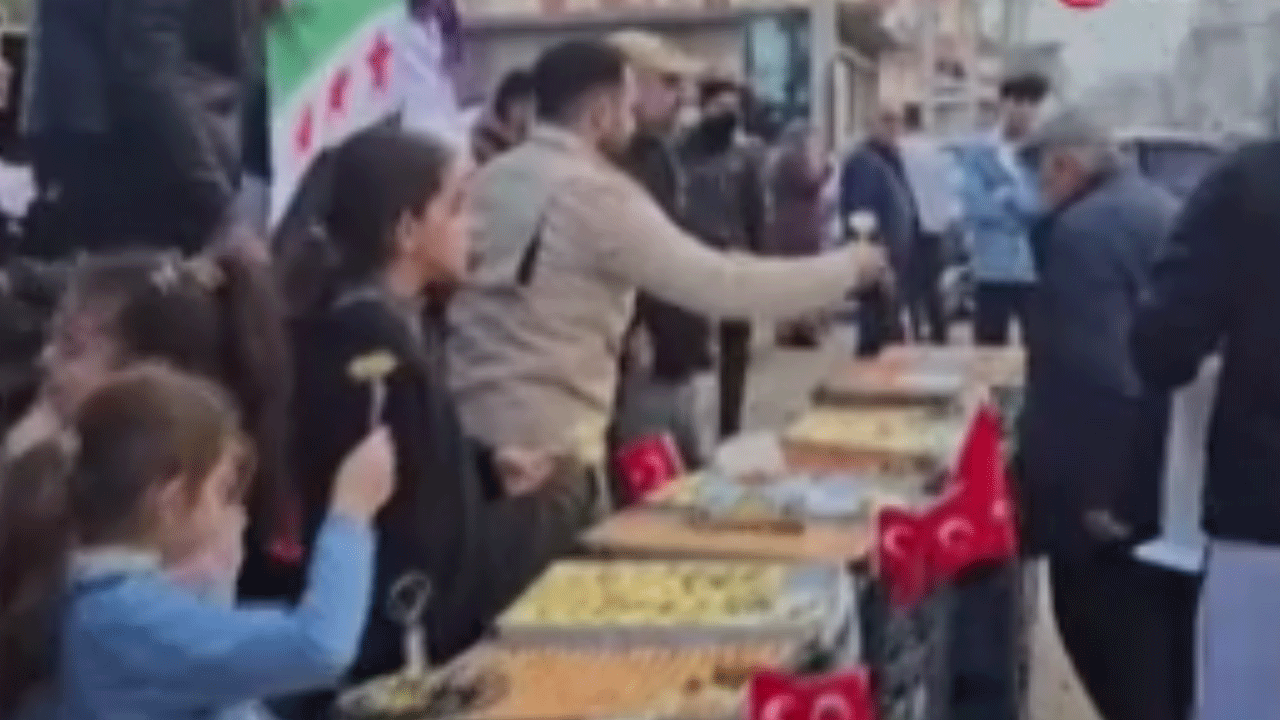 Esed rejiminin devrilmesi şerefine tepsi tepsi baklava dağıtıldı