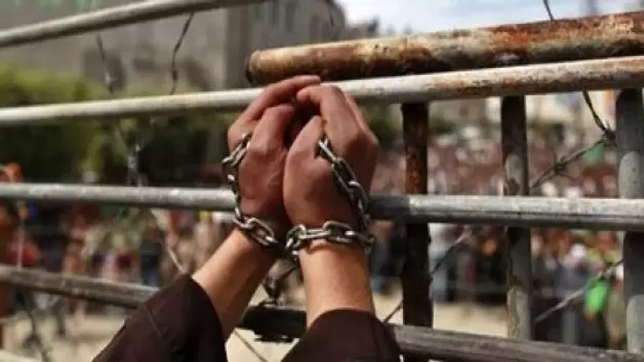 Esed rejiminin hapsettiği Filistinli mahkumlar da serbest kaldı