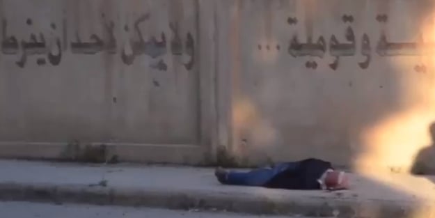 Esed askerleri Kürtleri kurşuna dizdi! (video)