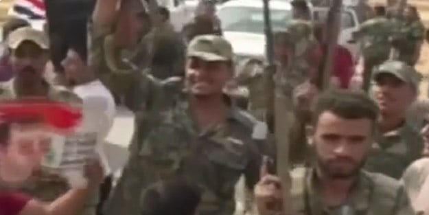 Esed'in ordusu Ayn İsa'ya sloganlarla girdi! İşte o görüntüler