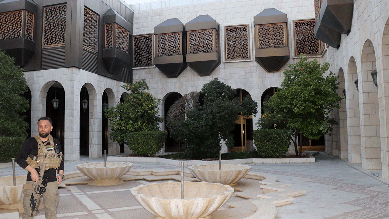 Esed’in sarayı yok oldu! Şam'da büyük yıkım ve yağma yaşandı