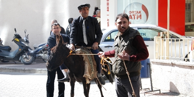 Eşek sırtında seçim kampanyası