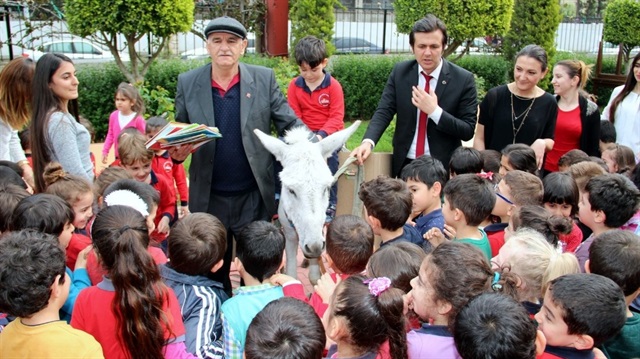 İskenderun'da eşekle kitap dağıttı!
