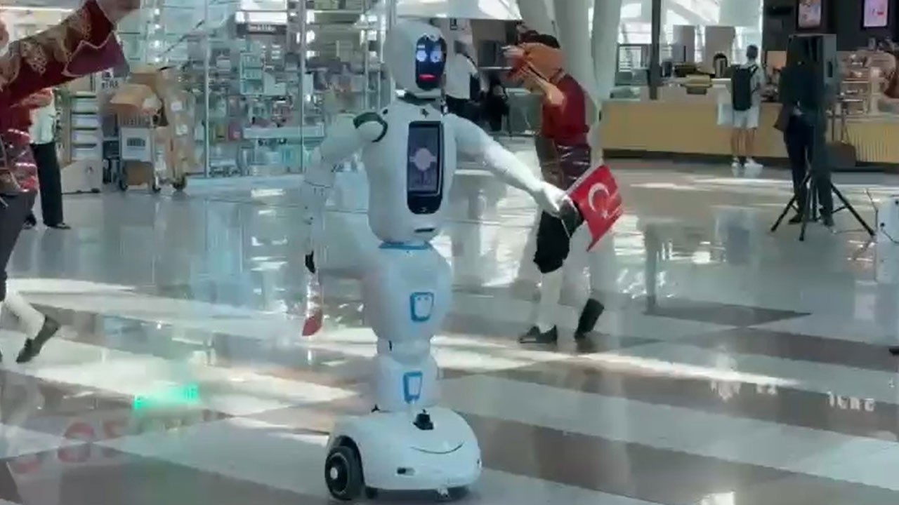 Esenboğa’da sıra dışı anlar! Robot, seymenlerle karşılıklı oynadı