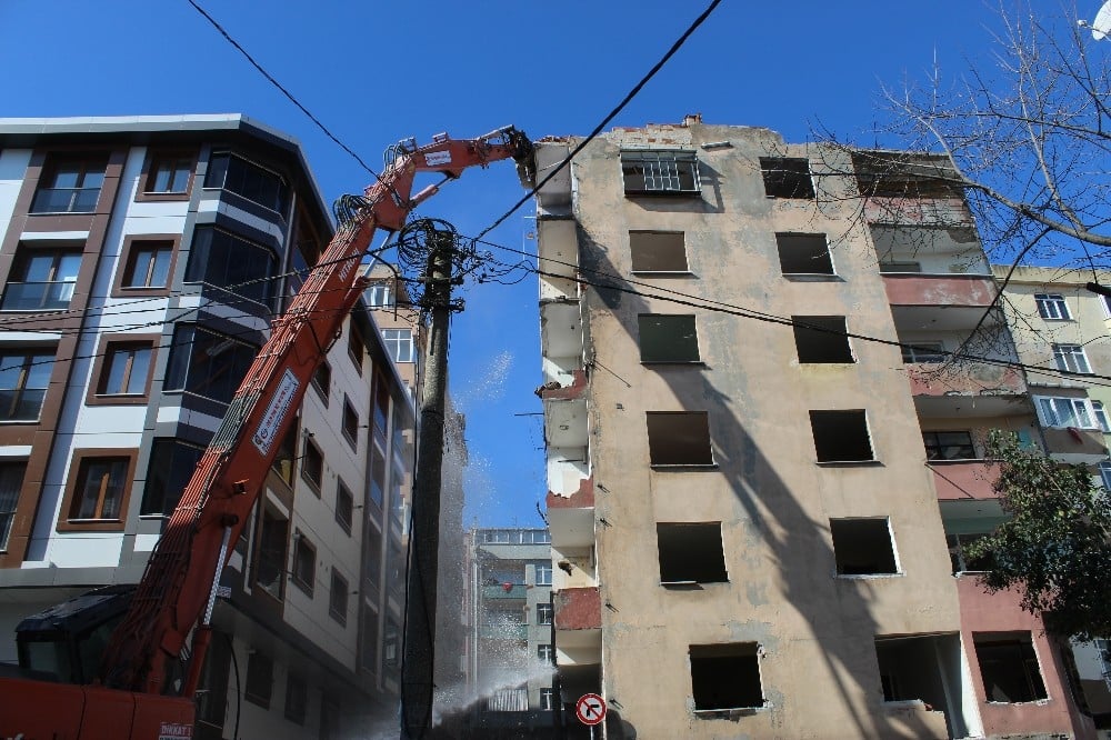 Esenler’de ağır hasarlı binaya kontrollü yıkım 