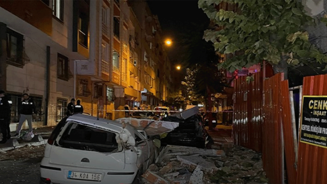 Esenler'de korku dolu anlar! Binanın çatısı araçların üzerine yıkıldı!