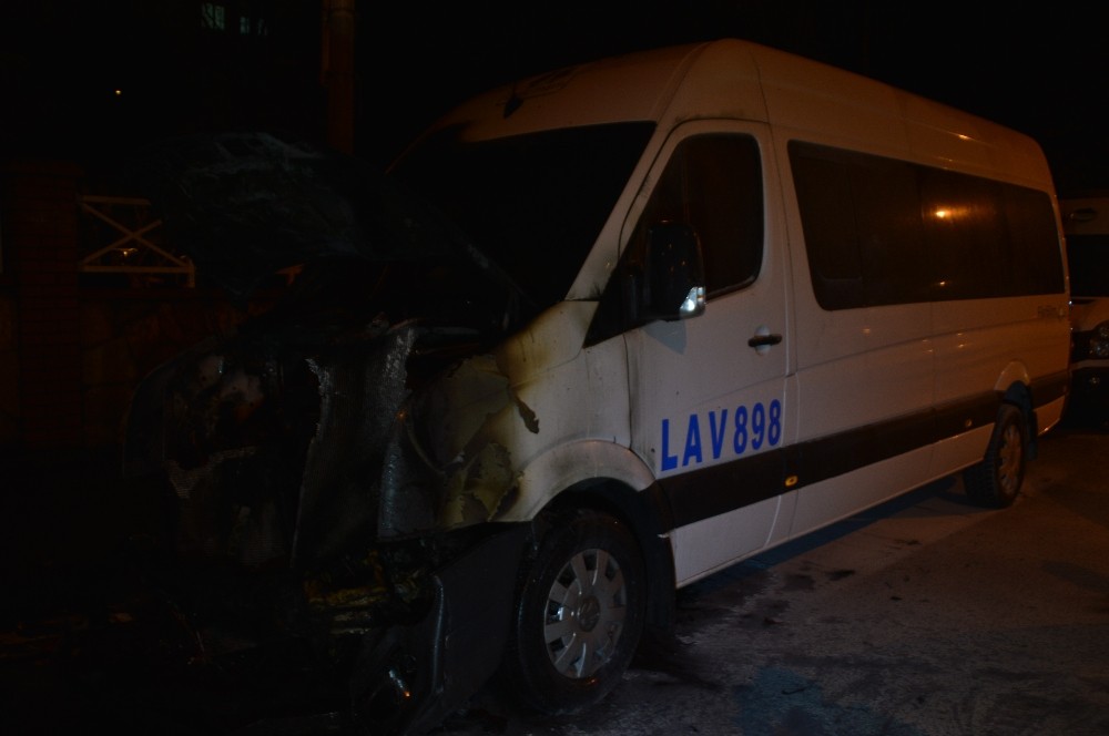 Esenler’de park halindeki bir minibüs alev alev yanarak kül oldu 