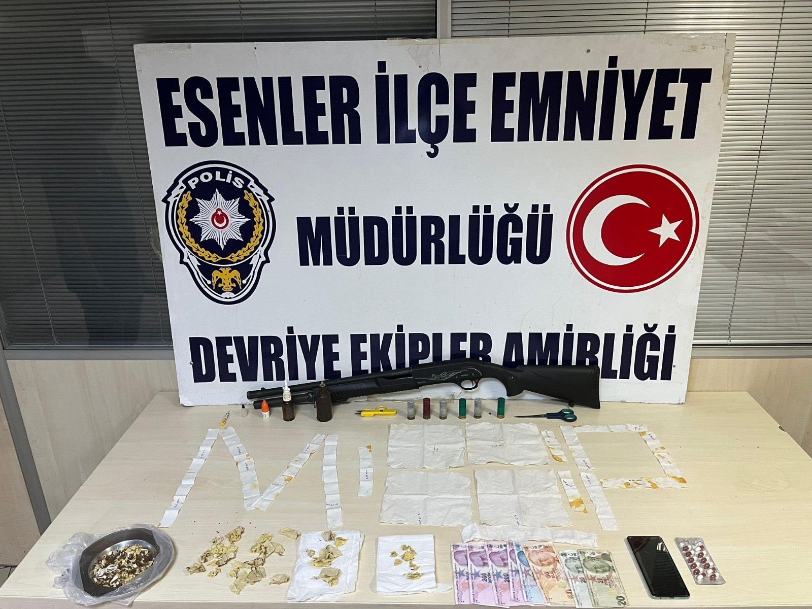 Esenler’de uyuşturucuya geçit yok! 12 ayrı suçtan aranan şahıs paketlendi