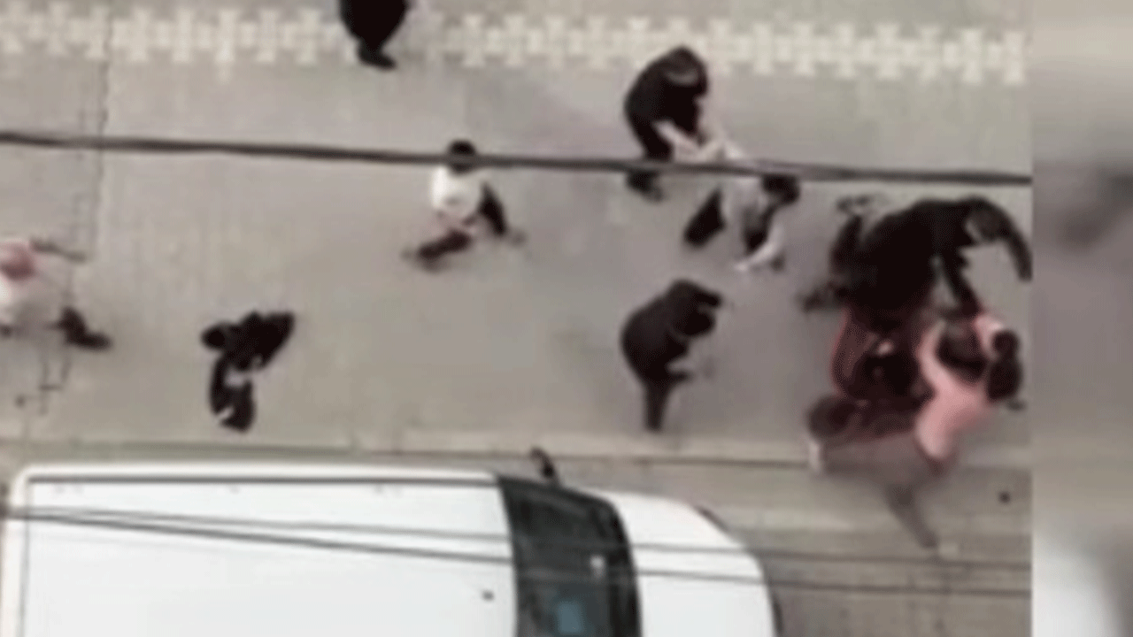 Esenyurt'ta bir şahıs kavgaya motosikletle daldı! O anlar kameraya yansıdı!