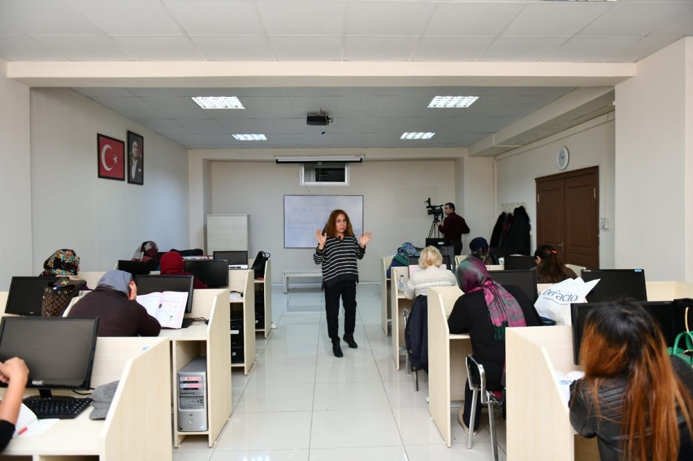 Esenyurt Belediyesi’nden ücretsiz okuma yazma kursu 
