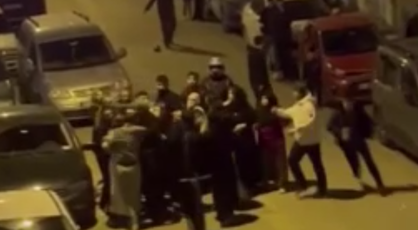 Esenyurt sokakları karıştı! Mahalle savaş alanına döndü: Çocuk tartışması aile kavgasına dönüştü