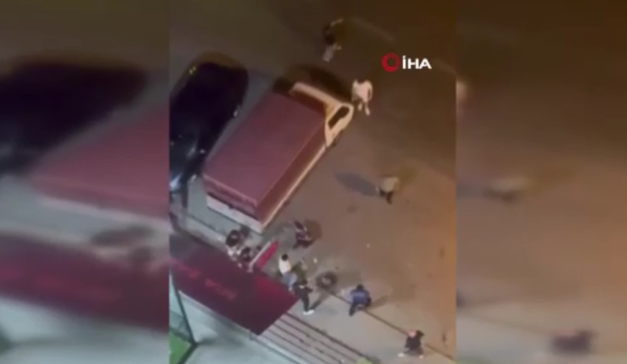 Esenyurt Teksas’a döndü! Kavgayı ayırmaya çalışan polise silah çektiler